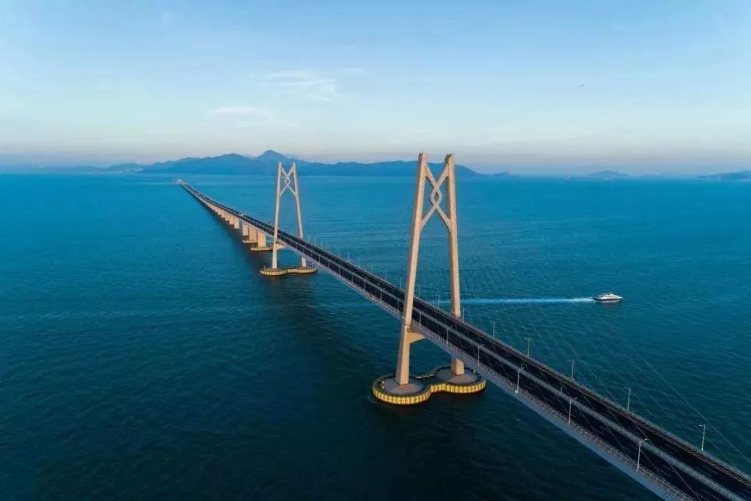 澳门与香港的未来展望，精准发展的蓝图与实践,2025新澳门与香港精准免费提供,词语释义、解释与落实